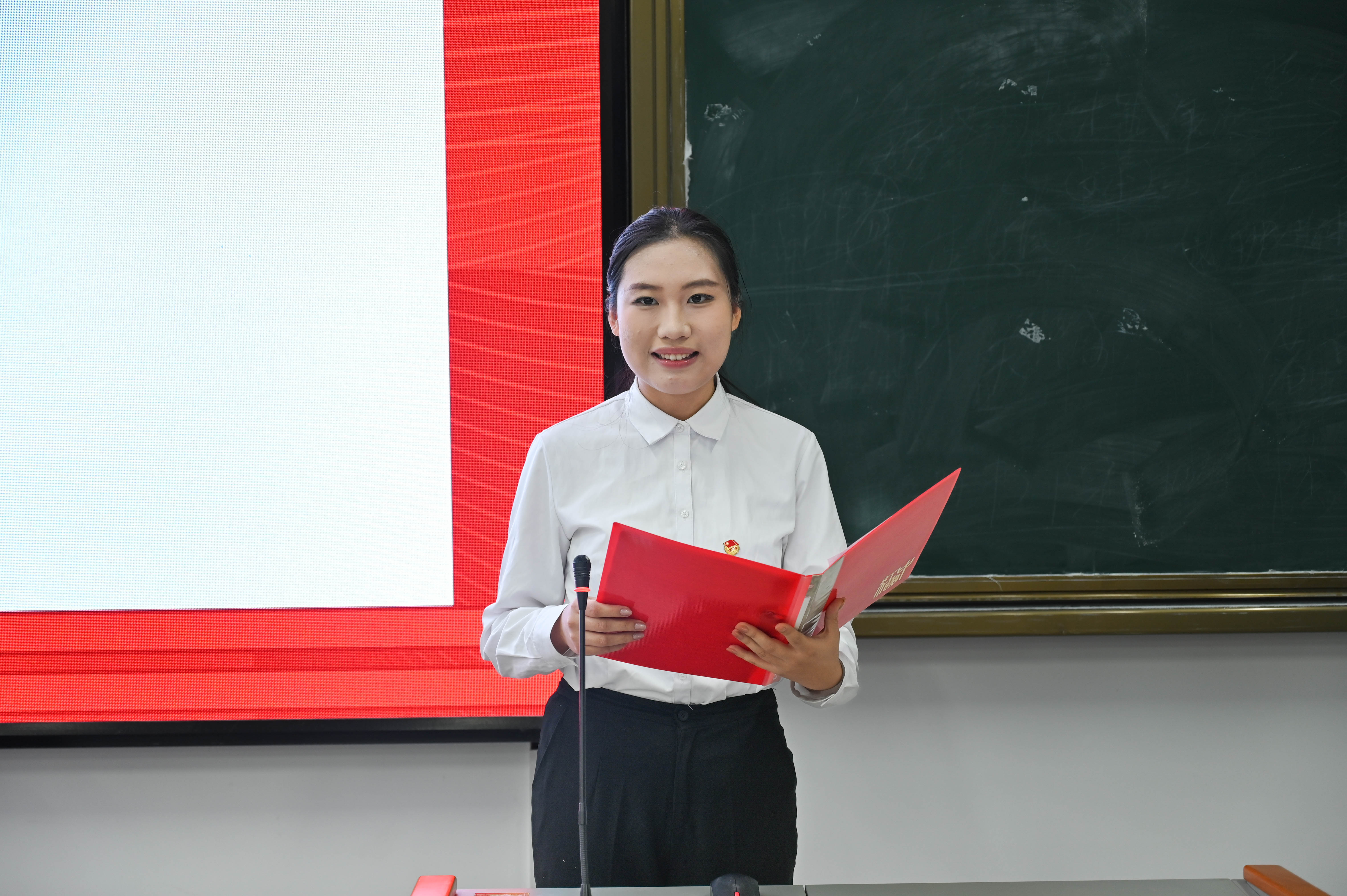 文学院(传媒学院)举行“逐梦跟党走,入团启新程”新发展团员入团仪式-枣庄学院文学院